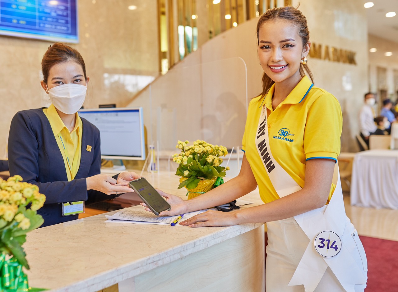 Trước đó, cùng với các người đẹp, Tân Hoa hậu Hoàn vũ Việt Nam 2022 đã trải nghiệm Không gian giao dịch tại Nam A Bank.