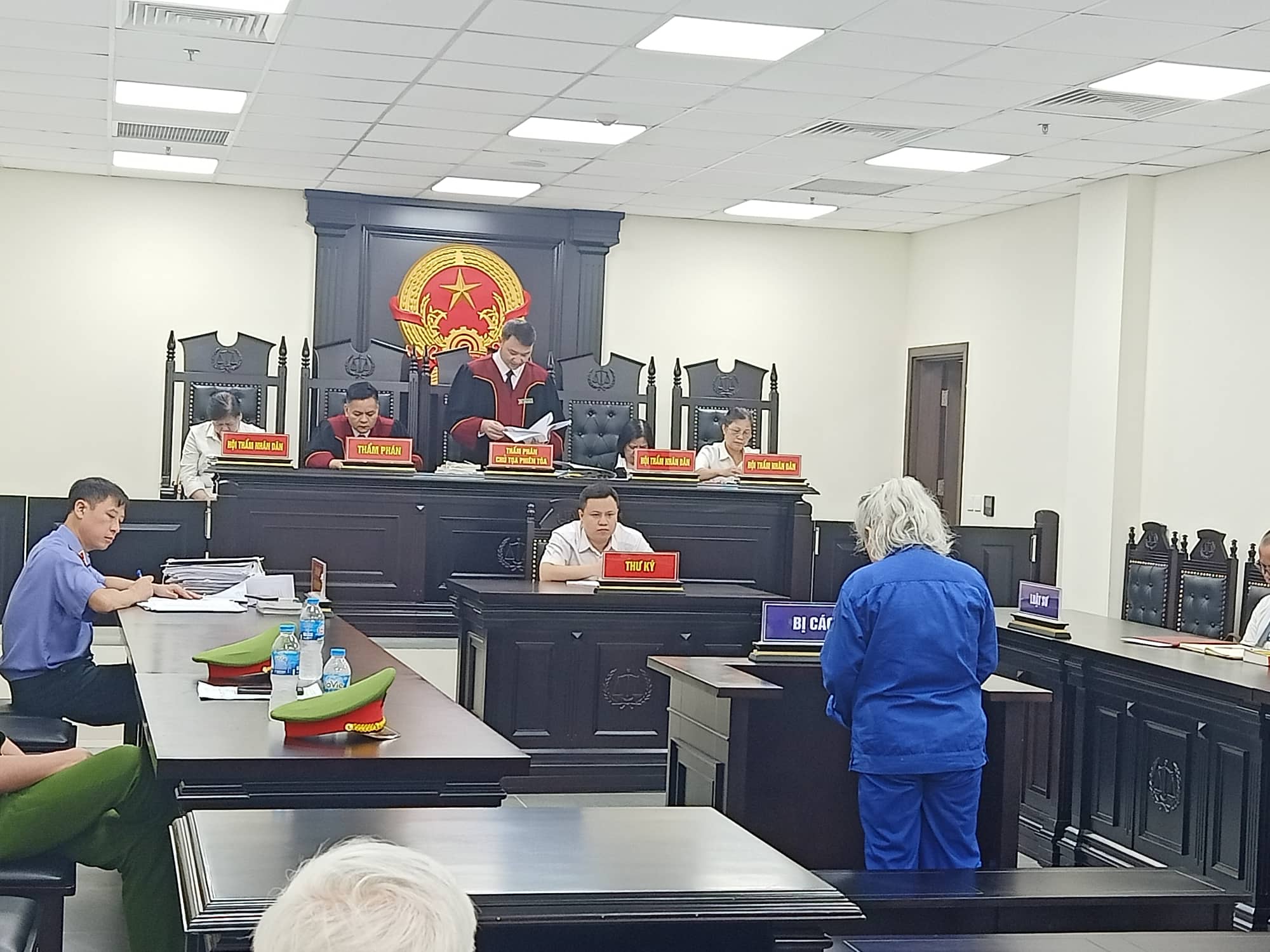 Bị c&aacute;o Mai tại t&ograve;a.