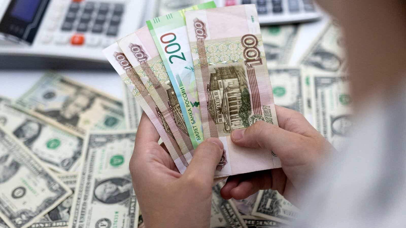 tính tới đầu tháng 4/2022, trái chủ nước ngoài đang nắm giữ gần 20 tỷ USD trái phiếu quốc tế của Chính phủ Nga - Ảnh: AP