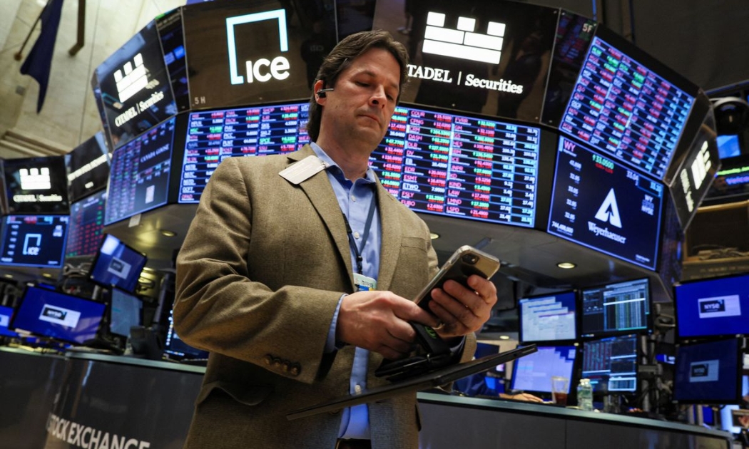 Một nhà giao dịch cổ phiếu trên sàn NYSE ở New York hôm 22/6 - Ảnh: Reuters.
