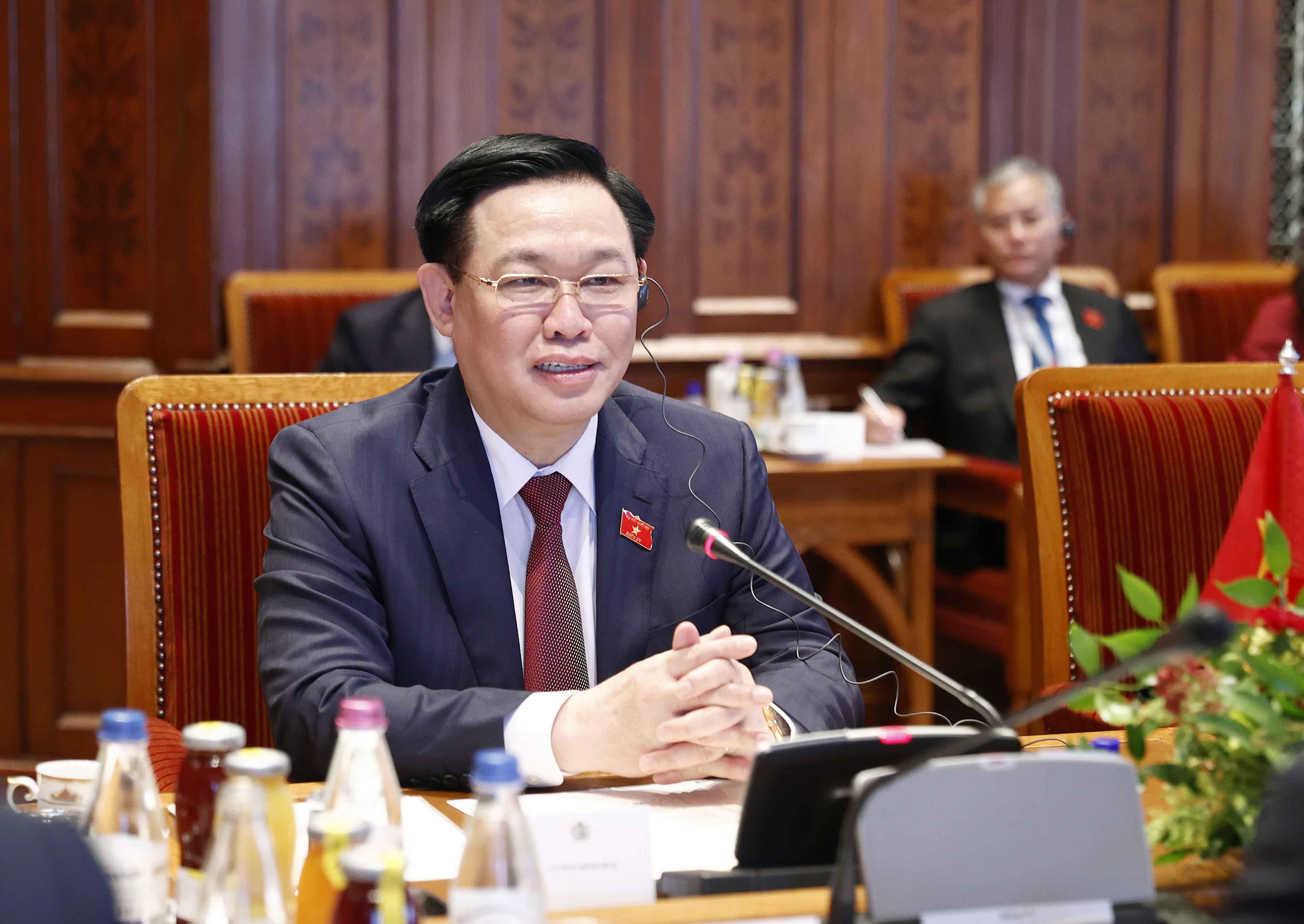 Chủ tịch Quốc hội Vương Đình Huệ phát biểu tại cuộc hội đàm - Ảnh: Quochoi.vn