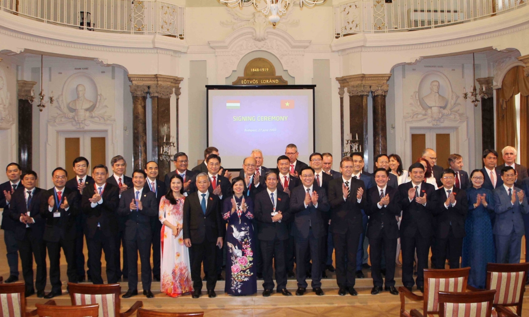Chủ tịch Quốc hội Vương Đình Huệ cùng lãnh đạo các bộ, ban ngành chụp ảnh lưu niệm tại diễn đàn.