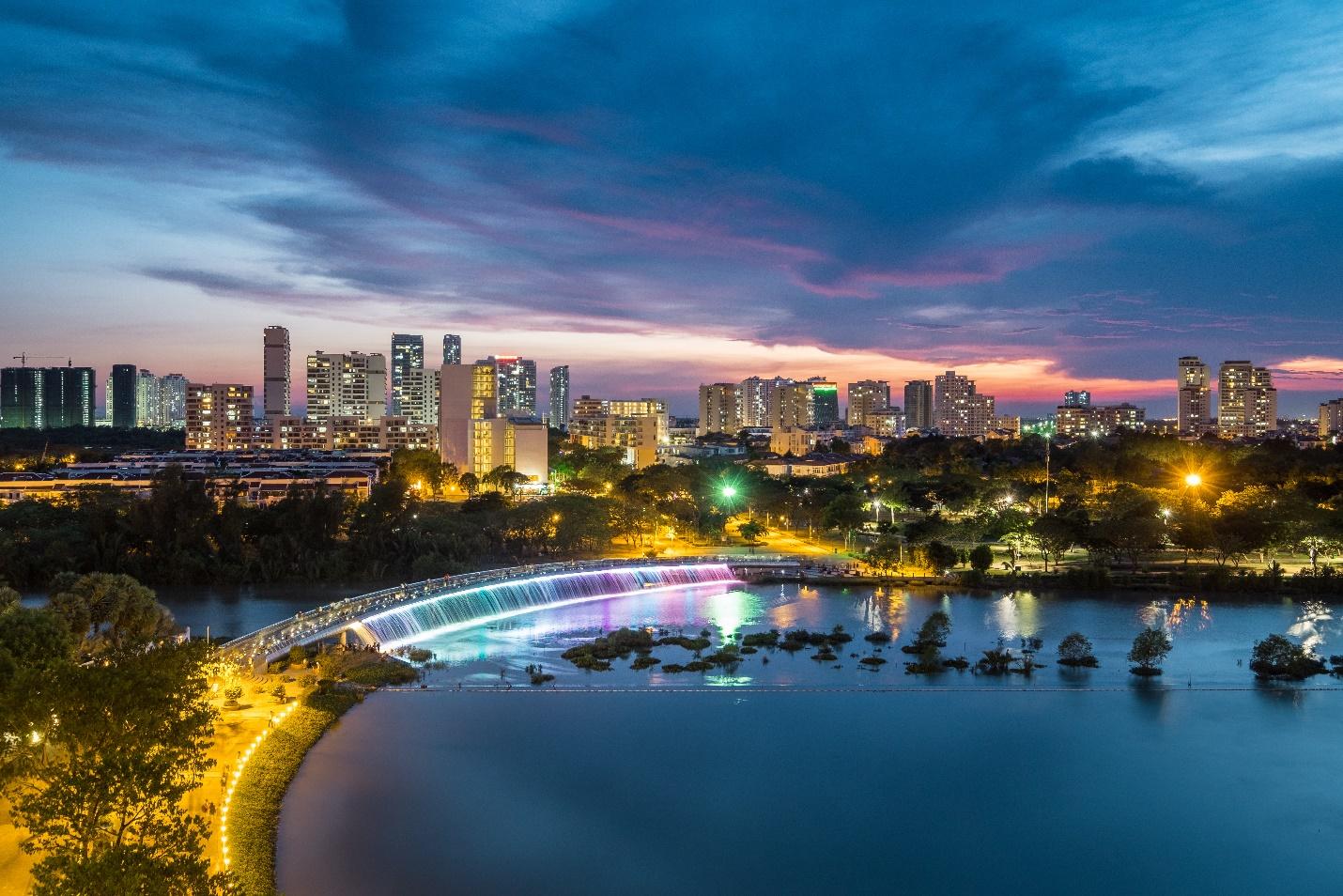 Hồ Bán Nguyệt, khu phố đi bộ, vui chơi giải trí và thương mại - dịch vụ chỉ cách Viva Plaza hơn 500m.