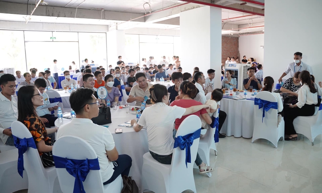 Sự kiện mở bán đợt cuối chung cư Tecco Diamond thu hút hàng trăm khách hàng đến tham dự.