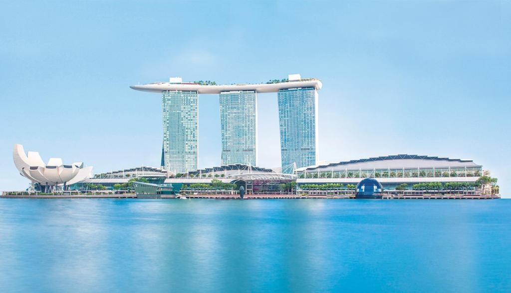 Marina Bay Sands - T&ograve;a nh&agrave; biểu tượng cho Singapore, nơi mọi du kh&aacute;ch quốc tế đều gh&eacute; thăm khi đến với quốc đảo Sư Tử.