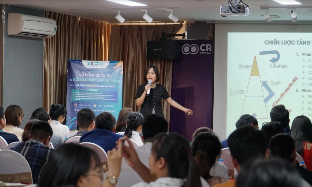 Bà Trang Nguyễn - Business Coach chương trình MBA Solvay Việt Nam, diễn giả tại hội thảo - chia sẻ trong bài thuyết trình: Mỗi nhóm khách hàng sẽ có cách tiếp cận và chuyển đổi khác nhau, phân loại khách hàng chính xác sẽ tăng doanh thu.