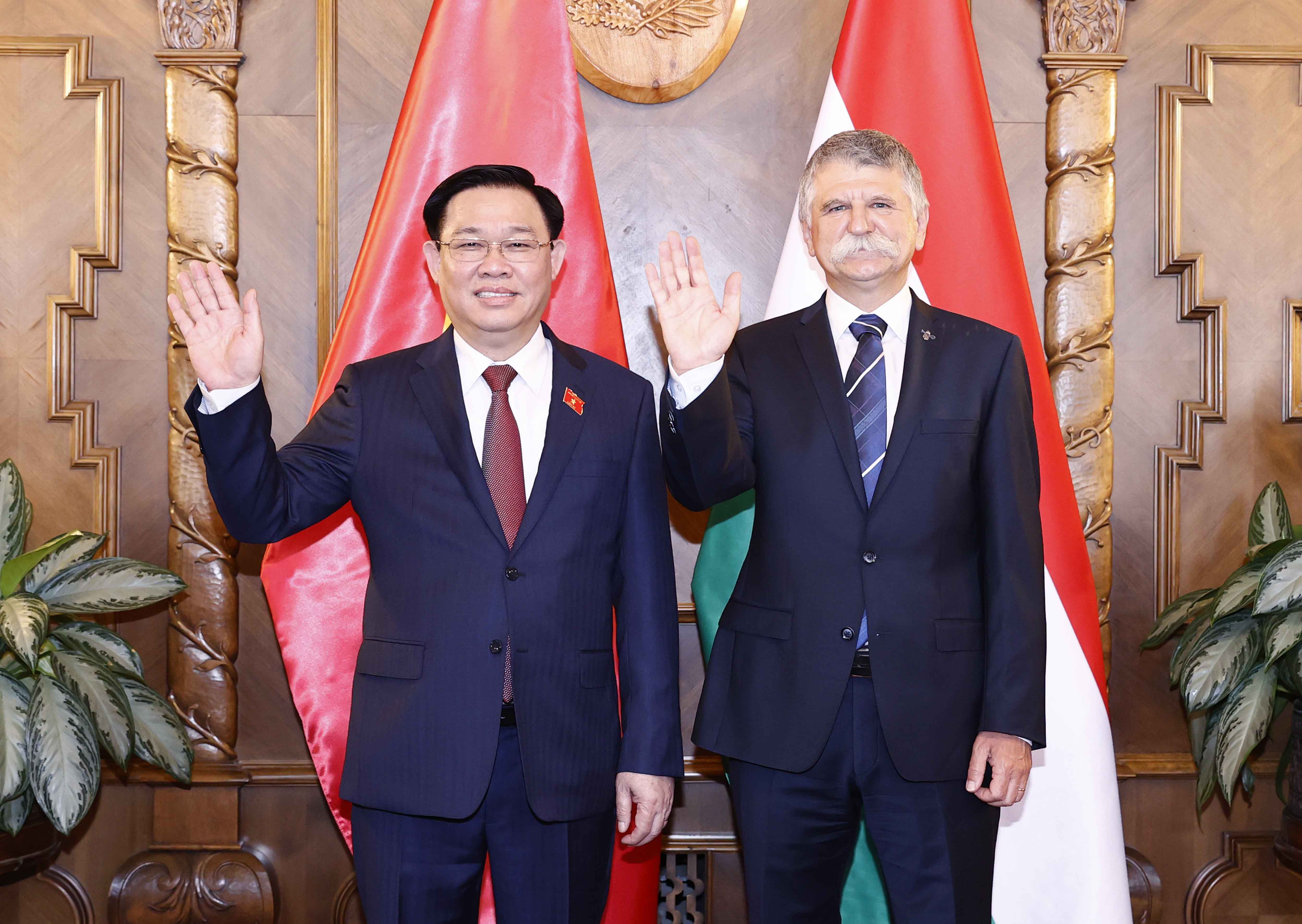 Chủ tịch Quốc hội Hungary László Kövér chủ trì Lễ đón Chủ tịch Quốc hội Vương Đình Huệ - Ảnh: Quochoi.vn