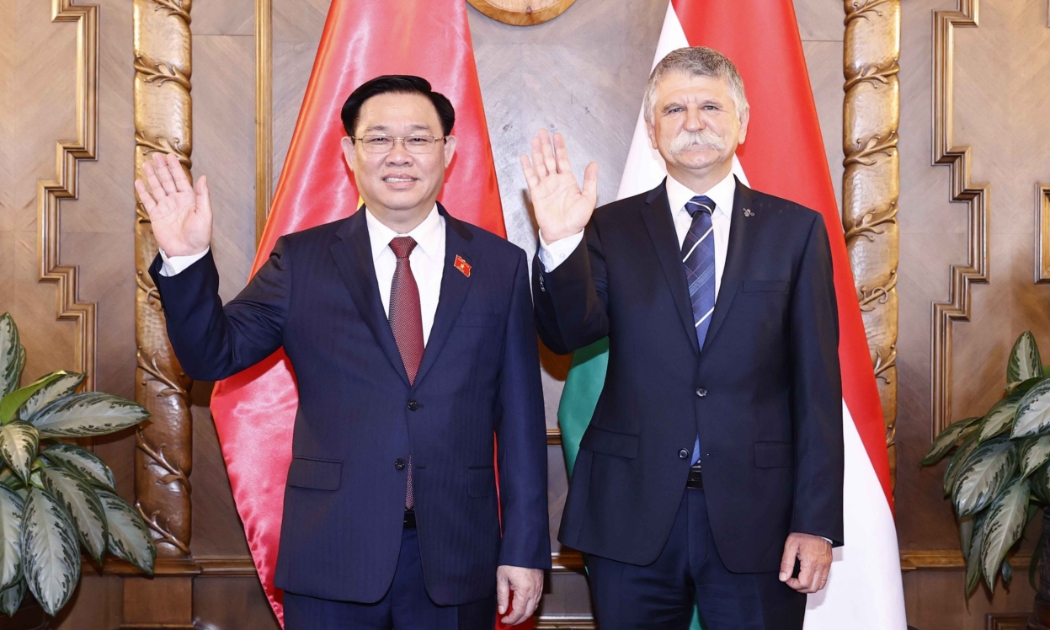 Chủ tịch Quốc hội Hungary László Kövér chủ trì Lễ đón Chủ tịch Quốc hội Vương Đình Huệ - Ảnh: Quochoi.vn
