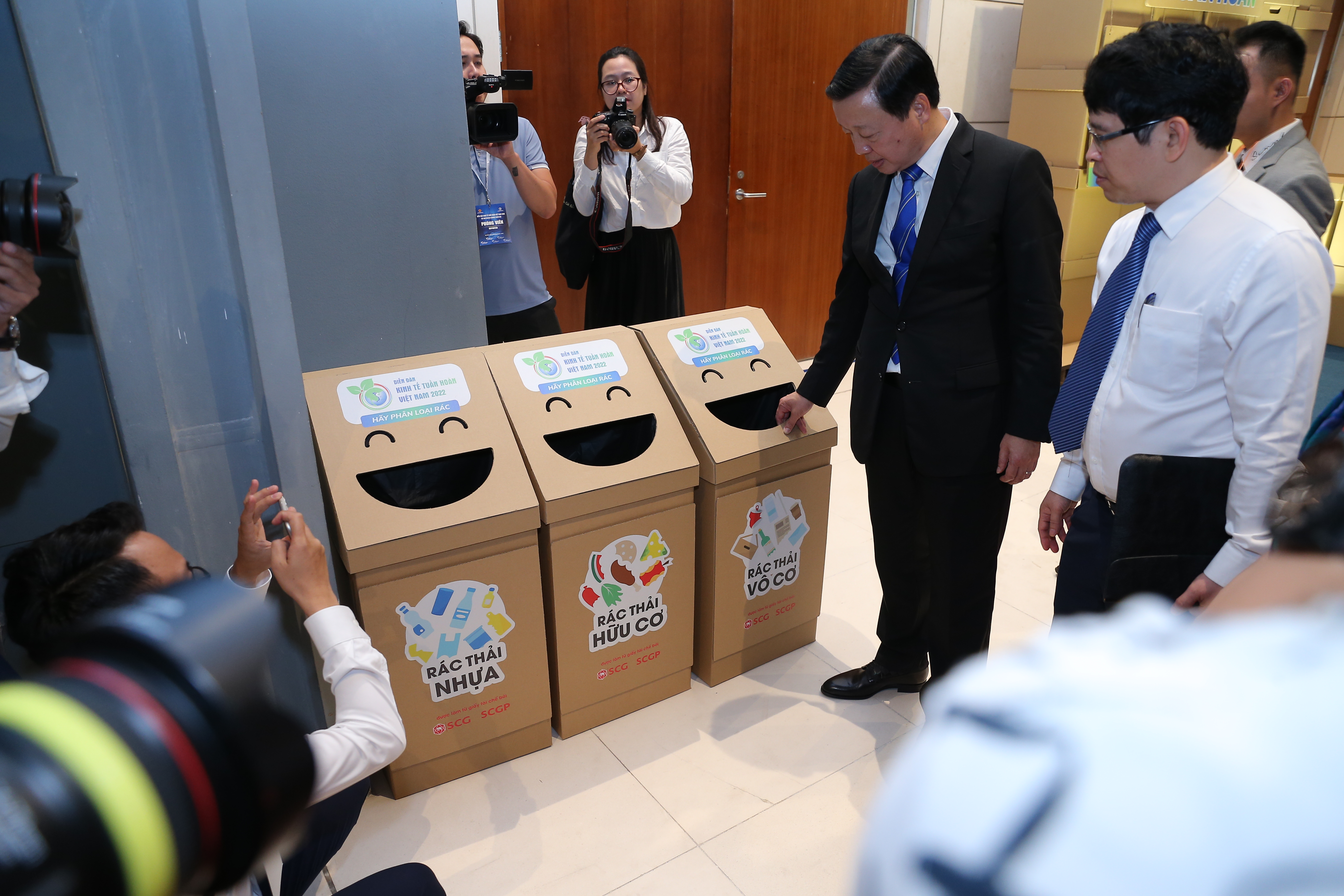 Bộ trưởng Trần Hồng H&agrave; đ&aacute;nh gi&aacute; rất cao c&aacute;c s&aacute;ng kiến để th&uacute;c đẩy kinh tế tuần ho&agrave;n của nhiều doanh nghiệp tham gia triển l&atilde;m tại sự kiện. Theo người đứng đầu ng&agrave;nh t&agrave;i nguy&ecirc;n m&ocirc;i trường, cần kiến tạo thể chế, cụ thể h&oacute;a c&aacute;c quy định trong Luật Bảo vệ m&ocirc;i trường, nhất l&agrave; những quy định về tr&aacute;ch nhiệm của nh&agrave; sản xuất, nh&agrave; ph&acirc;n phối trong việc thu hồi, ph&acirc;n loại, t&aacute;i chế hoặc chi trả chi ph&iacute; xử l&yacute; c&aacute;c sản phẩm thải bỏ dựa tr&ecirc;n số lượng sản phẩm b&aacute;n ra tr&ecirc;n thị trường. Quản l&yacute; dự &aacute;n theo v&ograve;ng đời, thiết lập lộ tr&igrave;nh x&acirc;y dựng v&agrave; &aacute;p dụng quy chuẩn, ti&ecirc;u chuẩn về m&ocirc;i trường (ph&aacute;t thải v&agrave; c&ocirc;ng nghệ) tương đương với nh&oacute;m c&aacute;c nước ti&ecirc;n tiến trong khu vực.&nbsp;