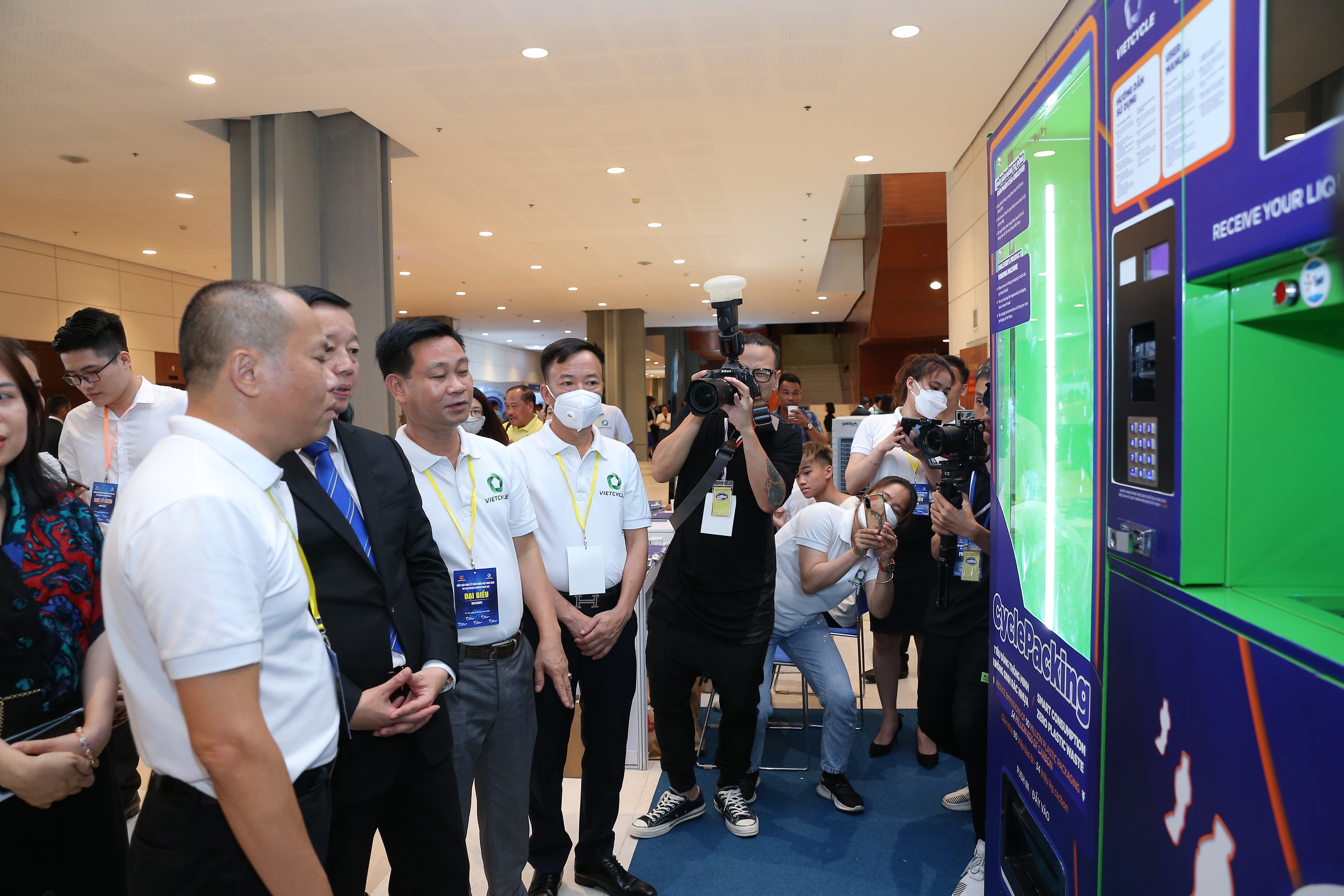 B&ecirc;n lề sự kiện, c&aacute;c doanh nghiệp trong v&agrave; ngo&agrave;i nước đ&atilde; giới thiệu nhiều m&ocirc; h&igrave;nh, dịch vụ v&agrave; sản phẩm kinh tế tuần ho&agrave;n. Đ&acirc;y l&agrave; c&aacute;c m&ocirc; h&igrave;nh đ&atilde; được triển khai th&agrave;nh c&ocirc;ng v&agrave; mang lại hiệu quả thiết thực trong việc giảm &ocirc; nhiễm m&ocirc;i trường.&nbsp;