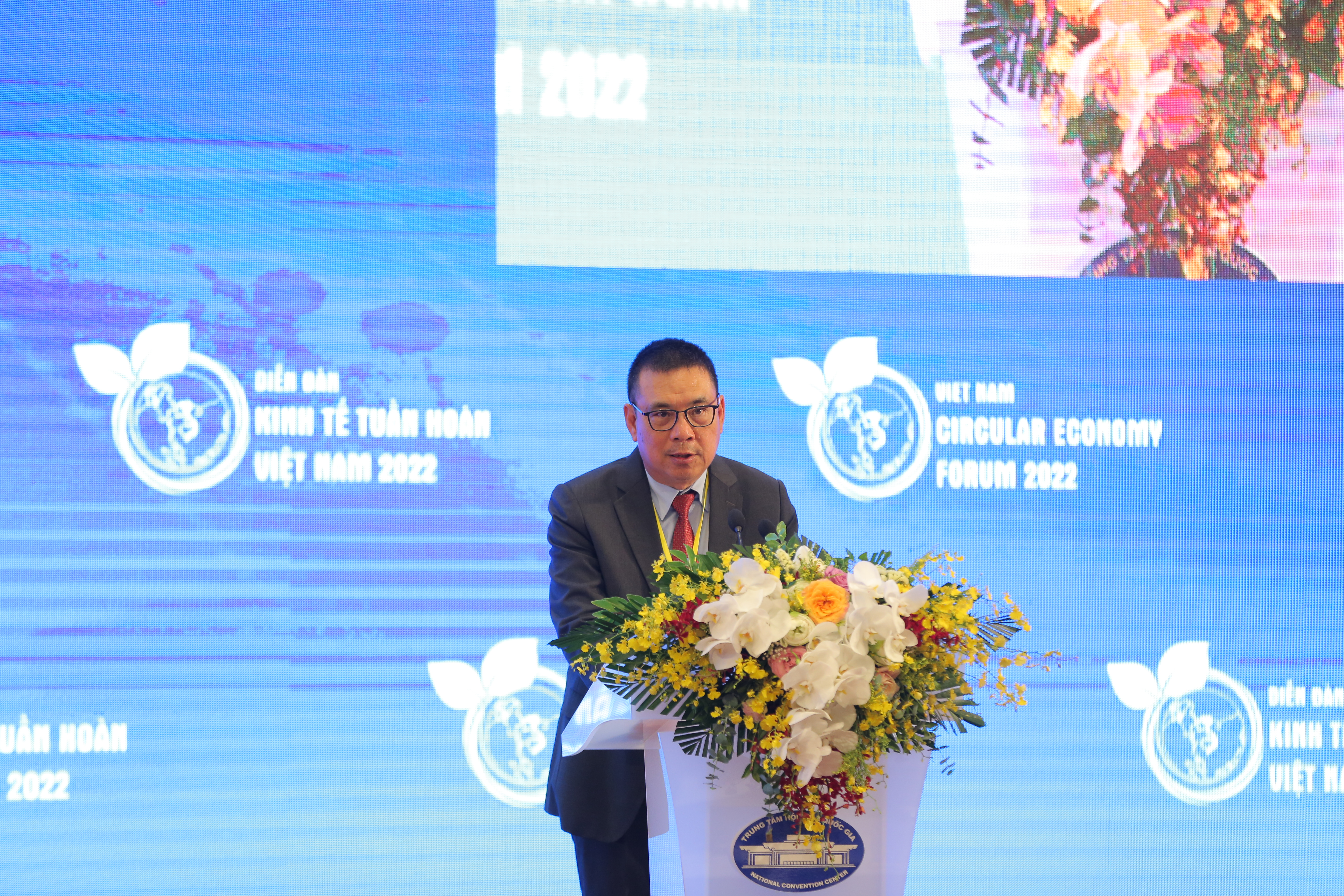 &Ocirc;ng Roongrote Rangsiyopash, Chủ tịch ki&ecirc;m Gi&aacute;m đốc Điều h&agrave;nh Tập đo&agrave;n SCG, chia sẻ tại Hội nghị về tầm quan trọng của việc hợp t&aacute;c khi triển khai m&ocirc; h&igrave;nh Kinh tế tuần ho&agrave;n.