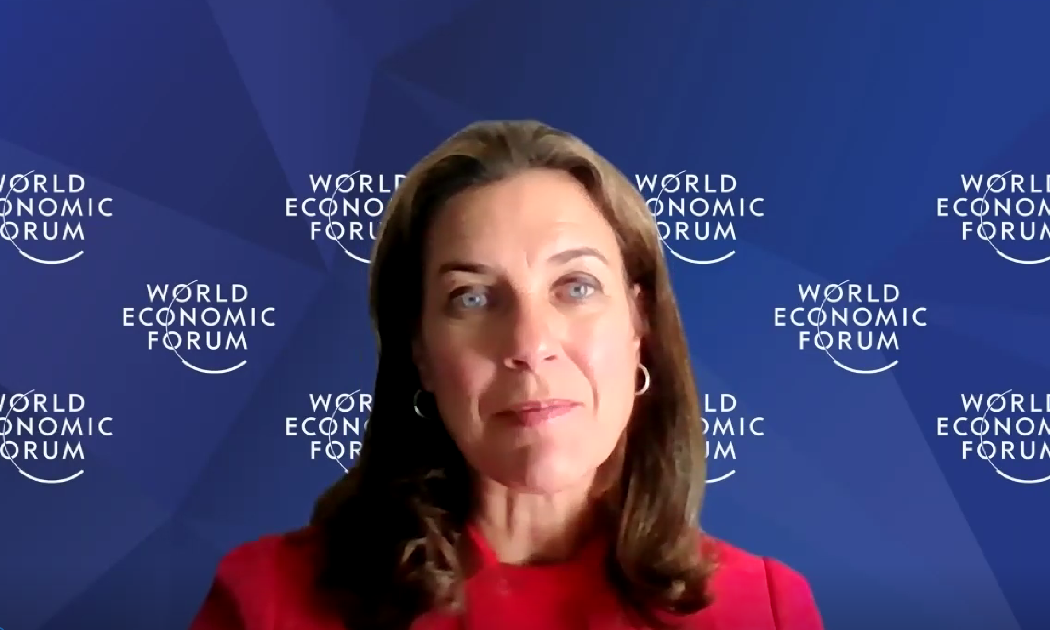 Bà Kristin Hughes, Giám đốc Chương trình Đối tác Hành động Toàn cầu về Nhựa (GPAP), Ban điều hành Diễn đàn Kinh tế thế giới (WEF) phát biểu theo hình thức trực tuyến tại sự kiện.