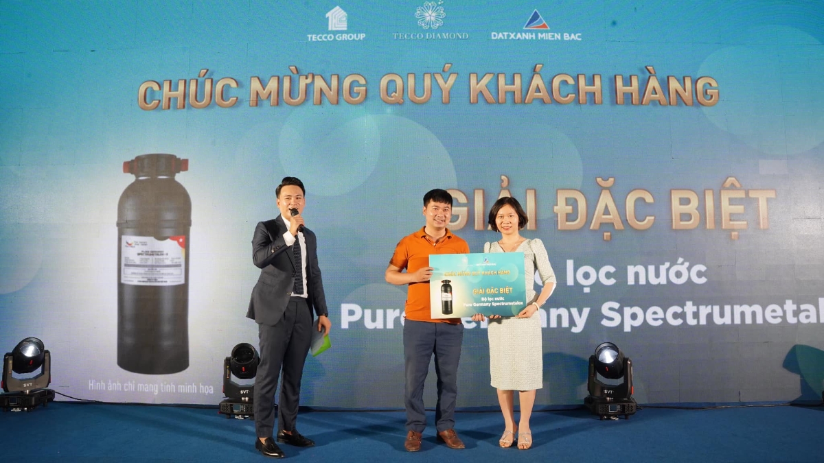 Khách hàng may mắn nhận giải Đặc biệt tại sự kiện.