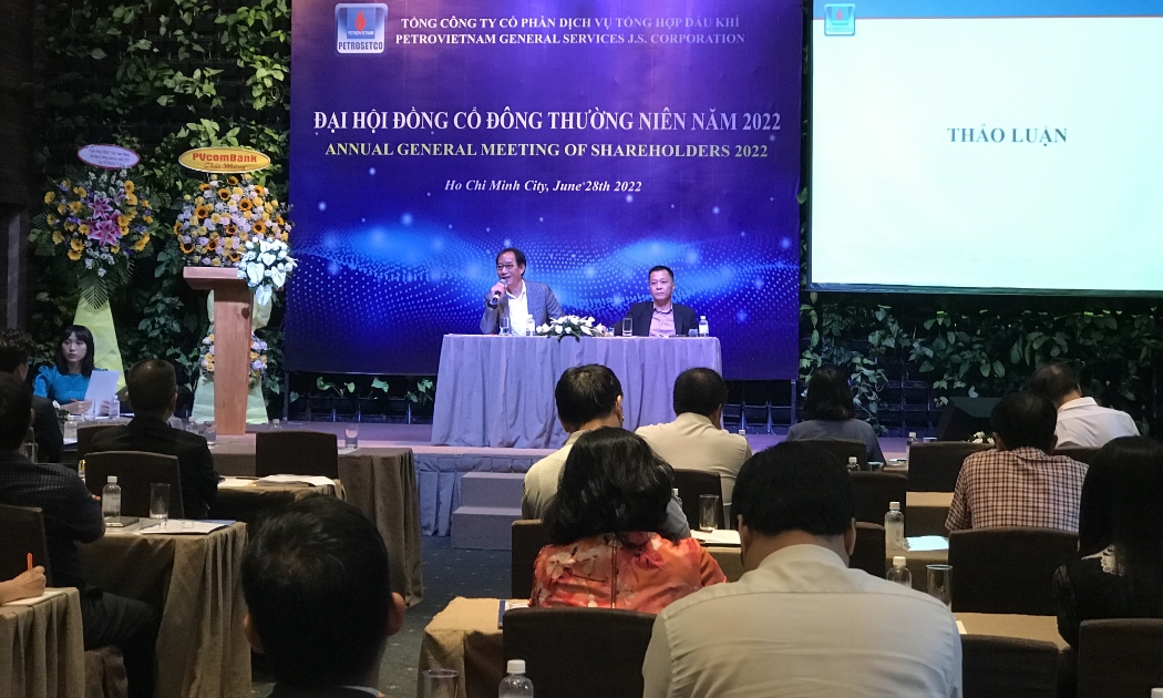 Ông Vũ Tiến Dương, Tổng Giám đốc Petrosetco, đang trả lời câu hỏi của cổ đông - Ảnh: VNE.