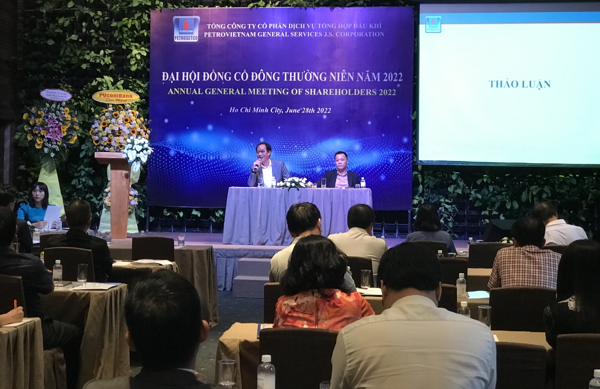 Ông Vũ Tiến Dương, Tổng Giám đốc Petrosetco, đang trả lời câu hỏi của cổ đông - Ảnh: VNE.