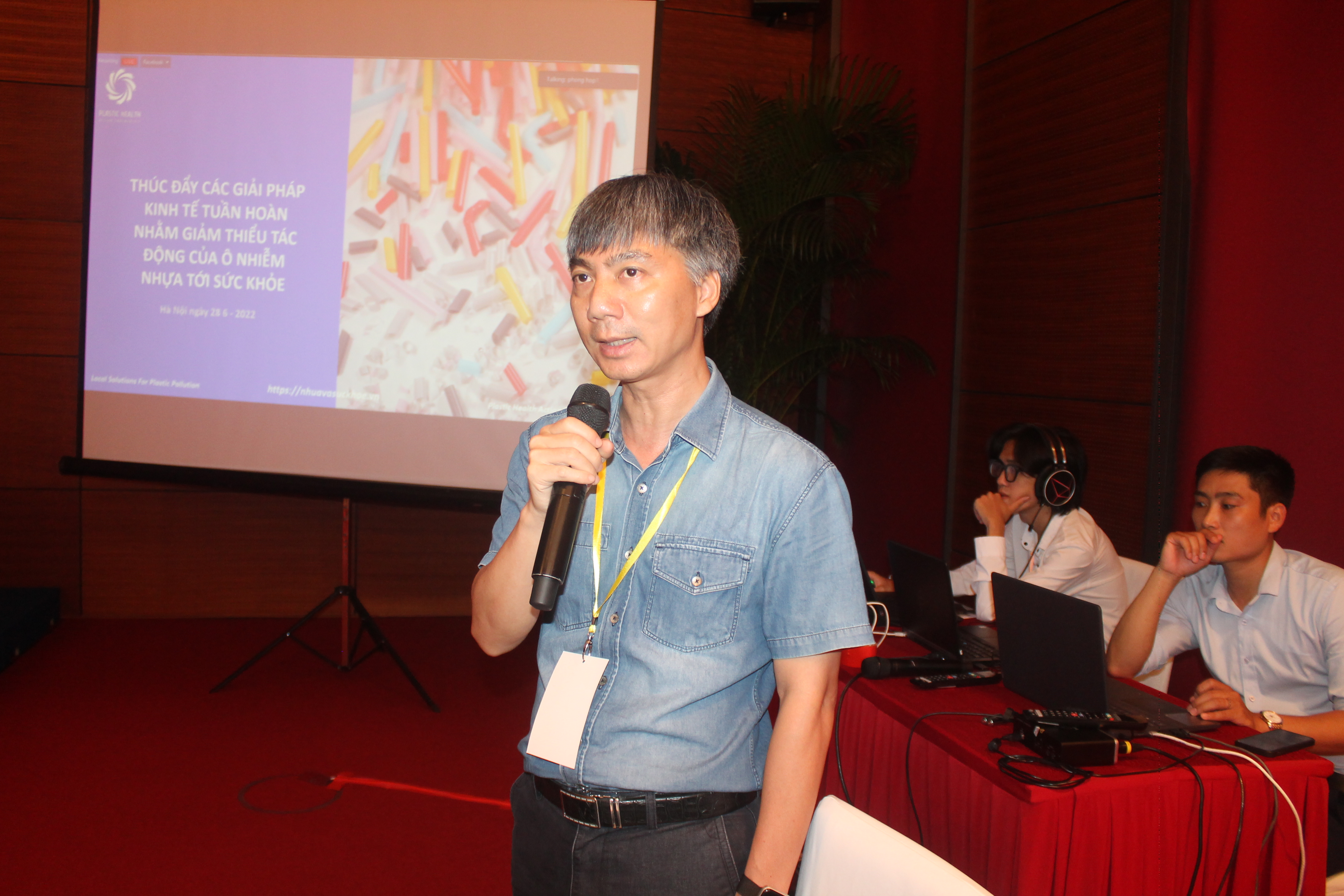 &Ocirc;ng Nguyễn Đức Vinh ph&aacute;t biểu tại hội thảo.