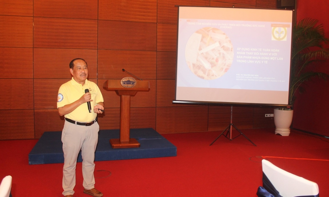 PGS. TS. Nguyễn Huy Nga trình bày tham luận tại hội thảo