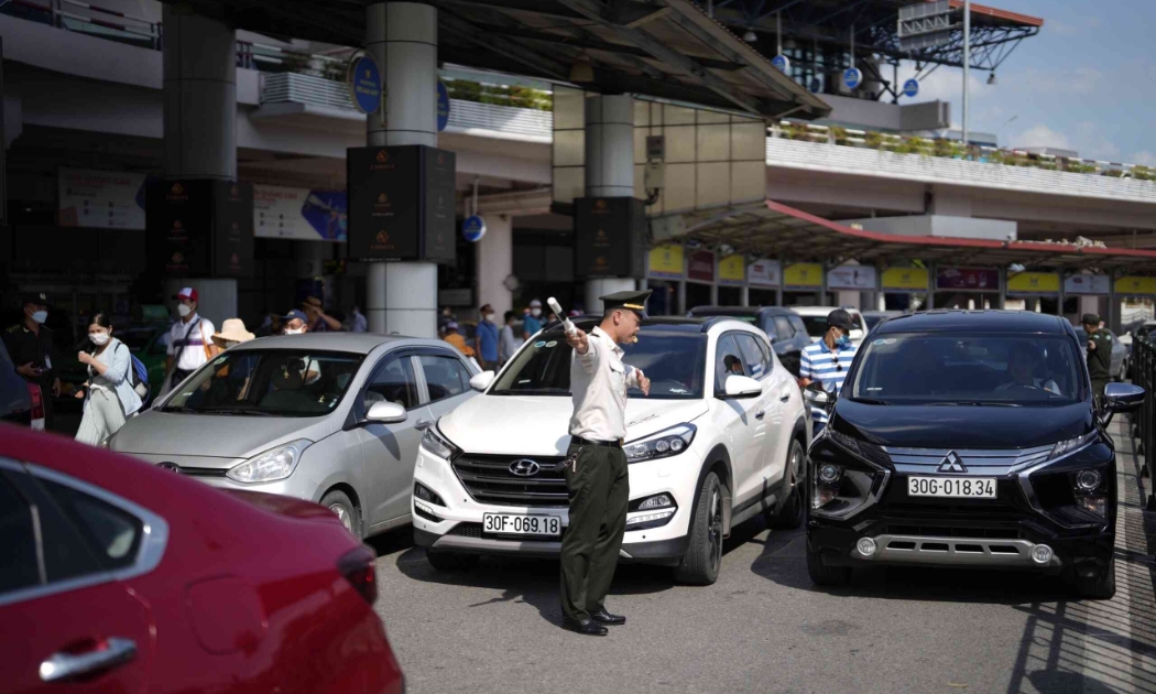 Sản lượng hành khách đều liên tục lập đỉnh mới khiến sân bay Nội Bài quá tải.