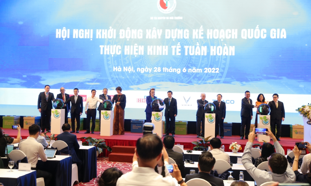 Các đại biểu khai trương Mạng lưới Kinh tế tuần hoàn Việt Nam