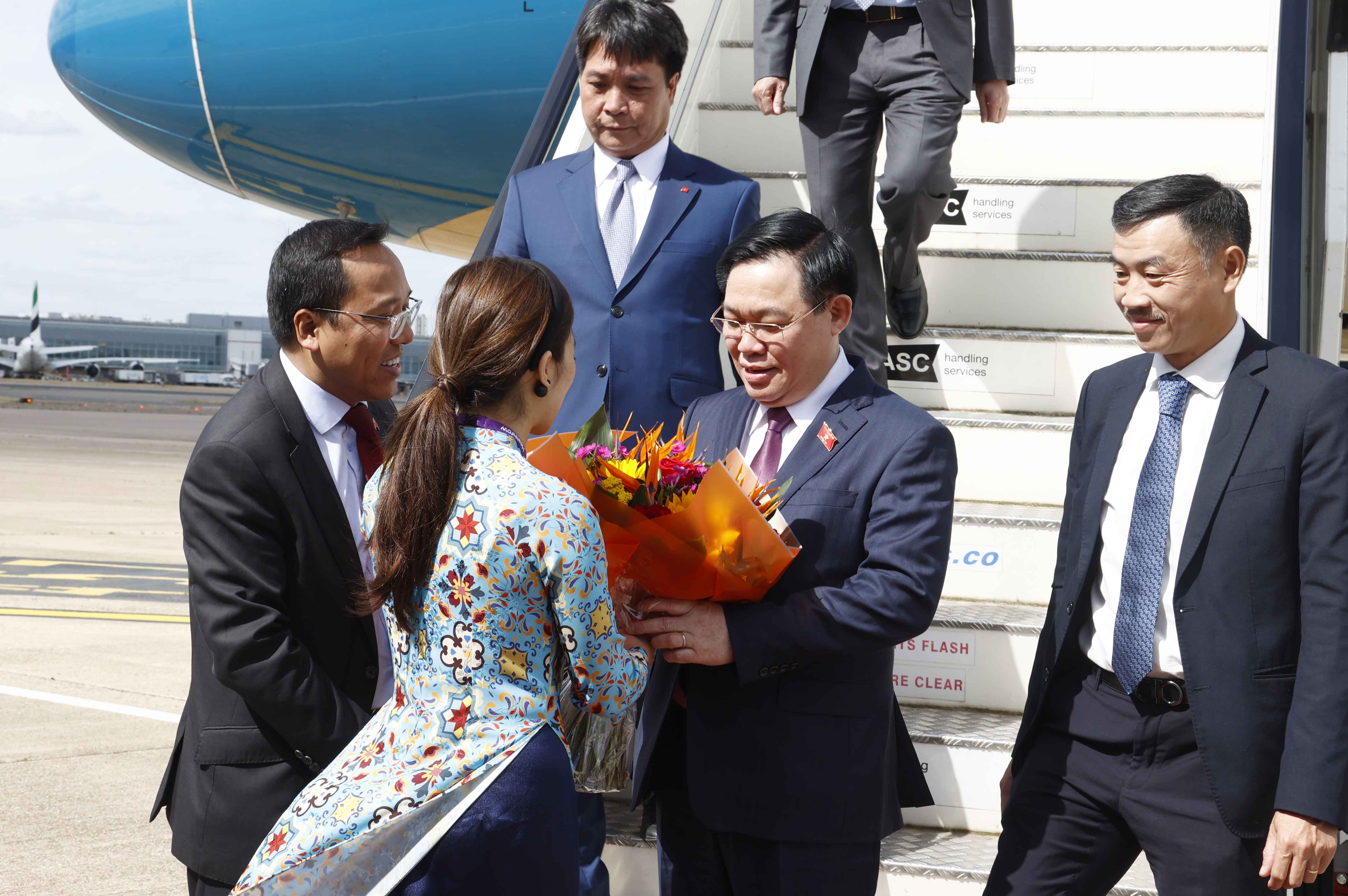 Đại sứ Nguyễn Ho&agrave;ng Long, c&aacute;n bộ, nh&acirc;n vi&ecirc;n Đại sứ qu&aacute;n&nbsp;ch&agrave;o đ&oacute;n Chủ tịch Quốc hội Vương Đ&igrave;nh Huệ c&ugrave;ng Đo&agrave;n đại biểu cấp cao Quốc hội Việt Nam tại s&acirc;n bay&nbsp;- Ảnh: Quochoi.vn