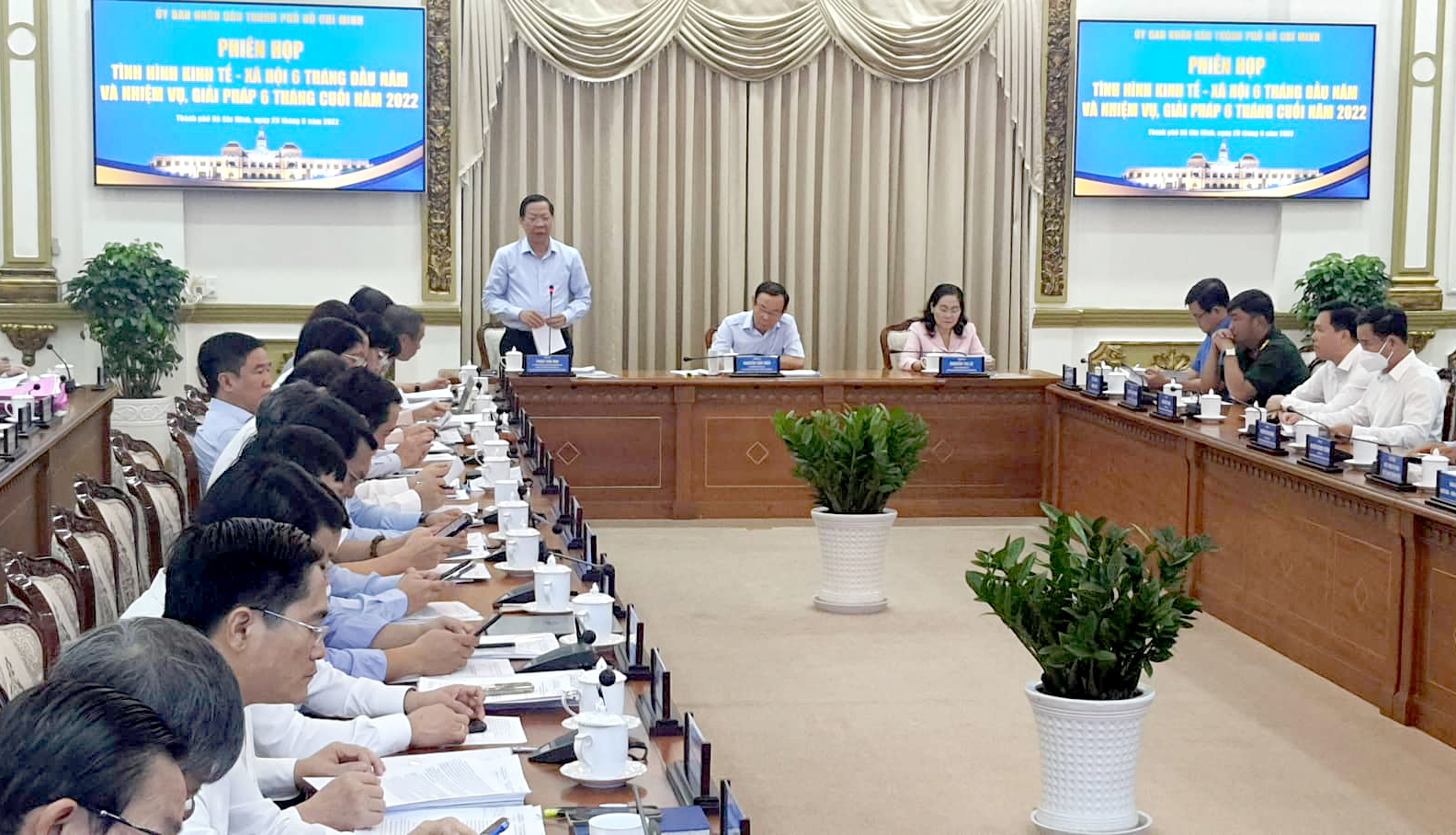 Ông Phan Văn Mãi, Chủ tịch UBND TP.HCM (đứng) cho rằng những vướng mắc về thủ tục hành chính vẫn là điểm nghẽn lớn nhất ảnh hưởng đến hấp thu vốn - Ảnh: SG.
