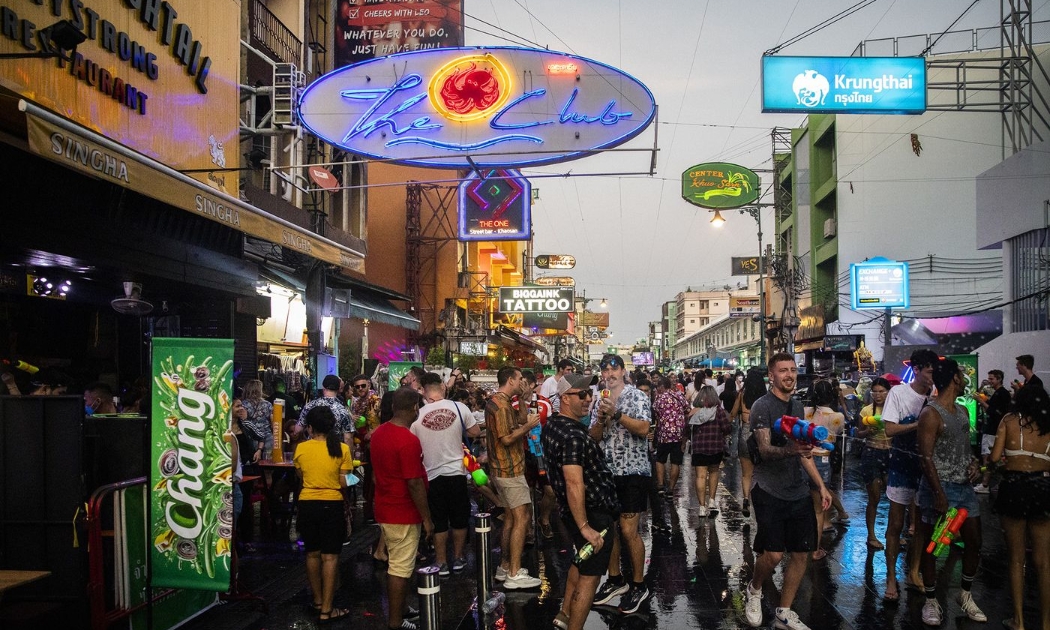 Du khách nước ngoài trên đường Khaosan ở Bangkok - Ảnh: Bloomberg.