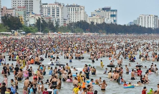 Bãi biển Sầm Sơn luôn đông nghịt du khách tắm biển