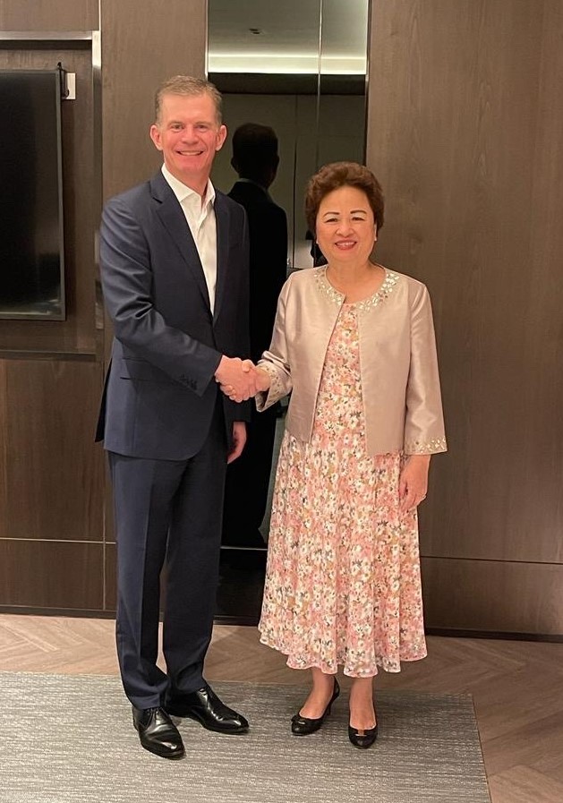 B&agrave; Nguyễn Thị Nga v&agrave; &ocirc;ng Guy Phillips trong buổi l&agrave;m việc ng&agrave;y 29/6/2022 tại Singapore.