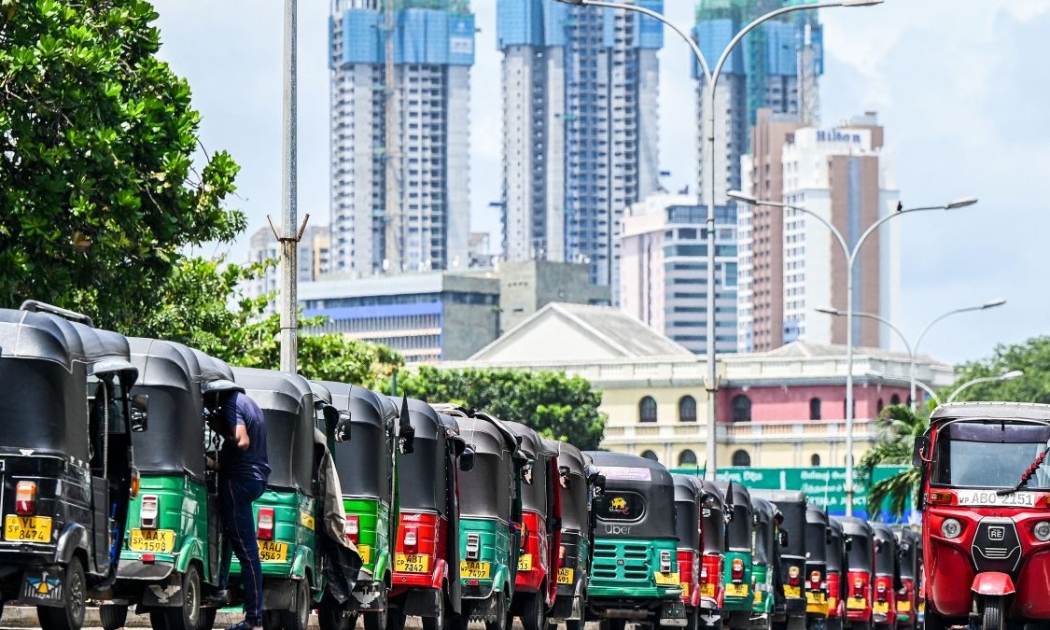 Xếp hàng dài chờ mua xăng ở Sri Lanka - Ảnh: Getty Images