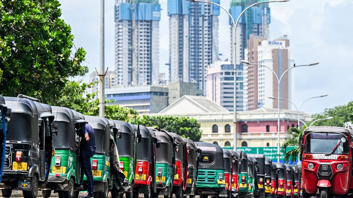 Xếp hàng dài chờ mua xăng ở Sri Lanka - Ảnh: Getty Images