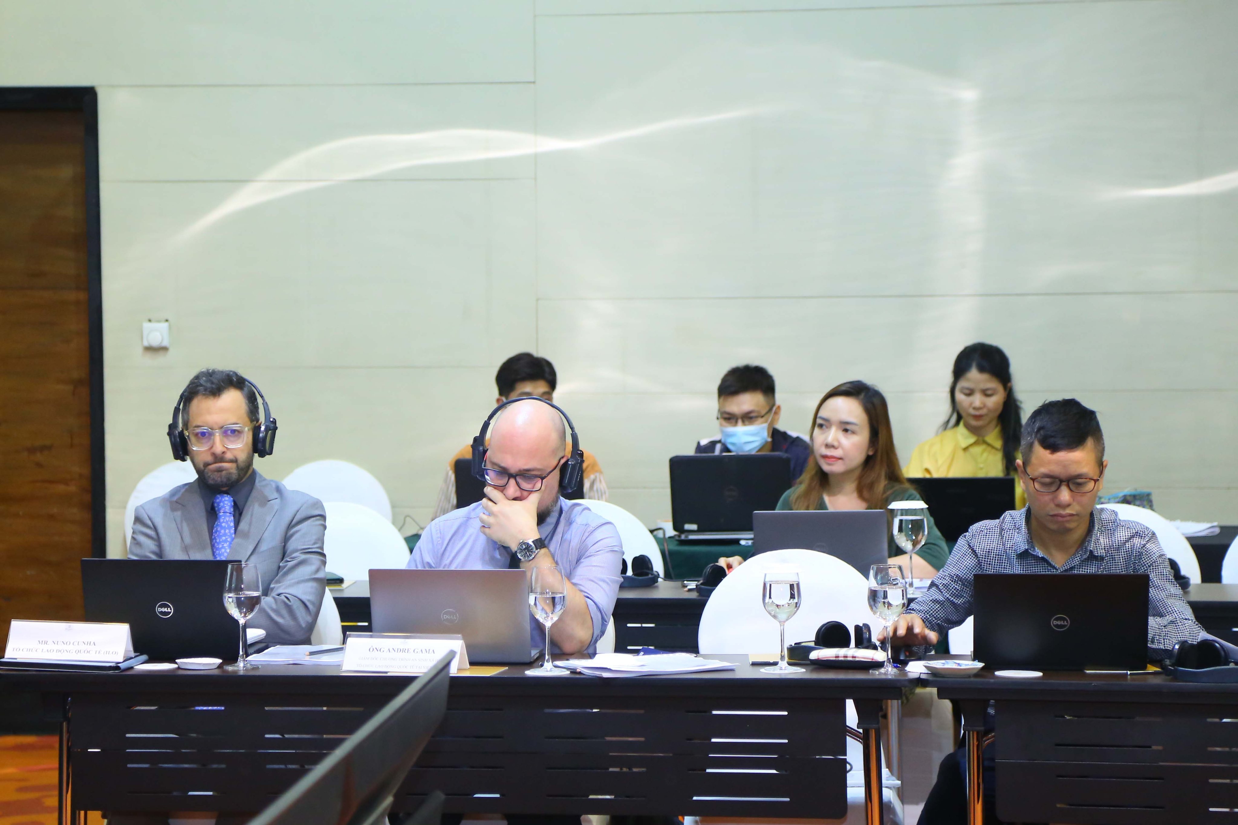Ông André Gama (ngồi giữa hàng đầu) và các chuyên gia ILO tại hội thảo. Ảnh - Tống Giáp. 