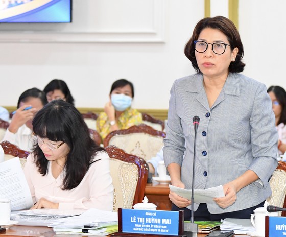 Giám đốc Sở Kế hoạch và Đầu tư TP.HCM Lê Thị Huỳnh Mai báo cáo tình hình kinh tế - xã hội thành phố 6 tháng đầu năm 2022 - Ảnh: SG.