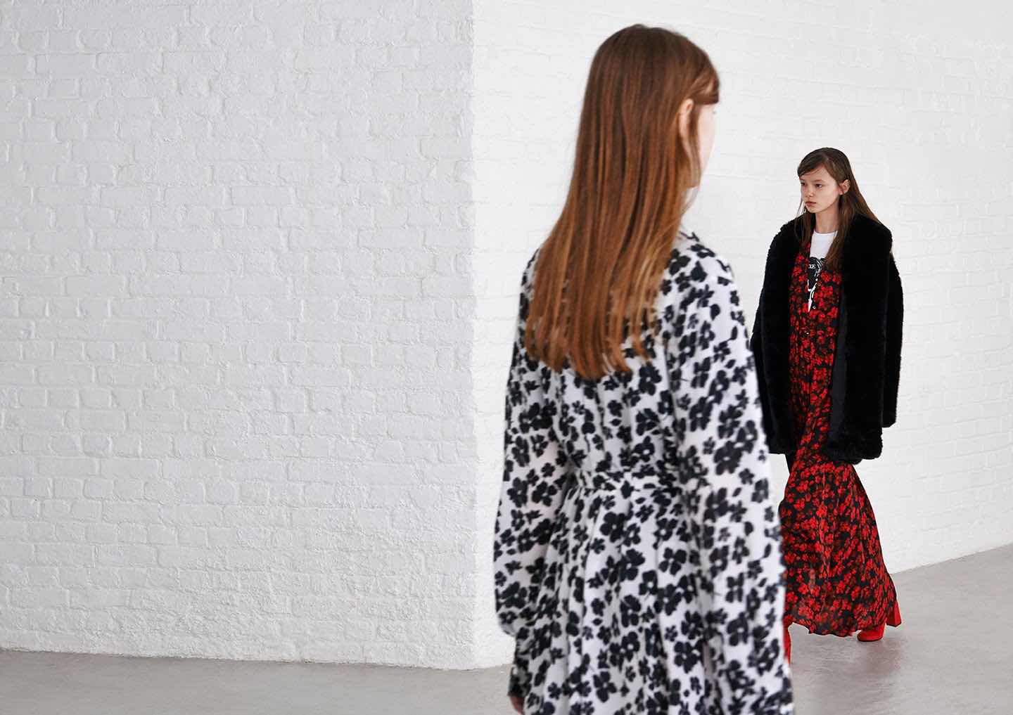 Một v&agrave;i h&igrave;nh ảnh trong c&aacute;c bộ sưu tập Ready-to-wear d&agrave;nh cho nam v&agrave; nữ của McQ năm 2016.