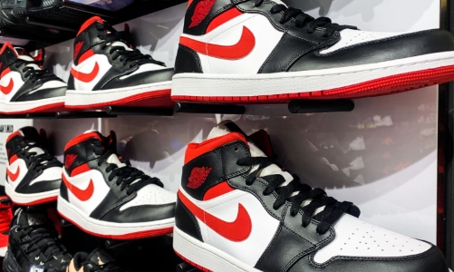 Doanh thu của Nike giảm xuống 12,2 tỷ USD do hàng tồn kho chất đống