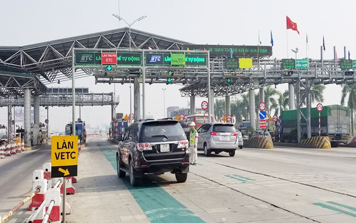 Triển khai thu phí điện tử đồng bộ trên toàn quốc từ 1/8. Sau thời hạn này, nếu trạm thu phí nào chưa hoàn thành sẽ phải xả trạm, chủ đầu tư chịu hoàn toàn trách nhiệm.