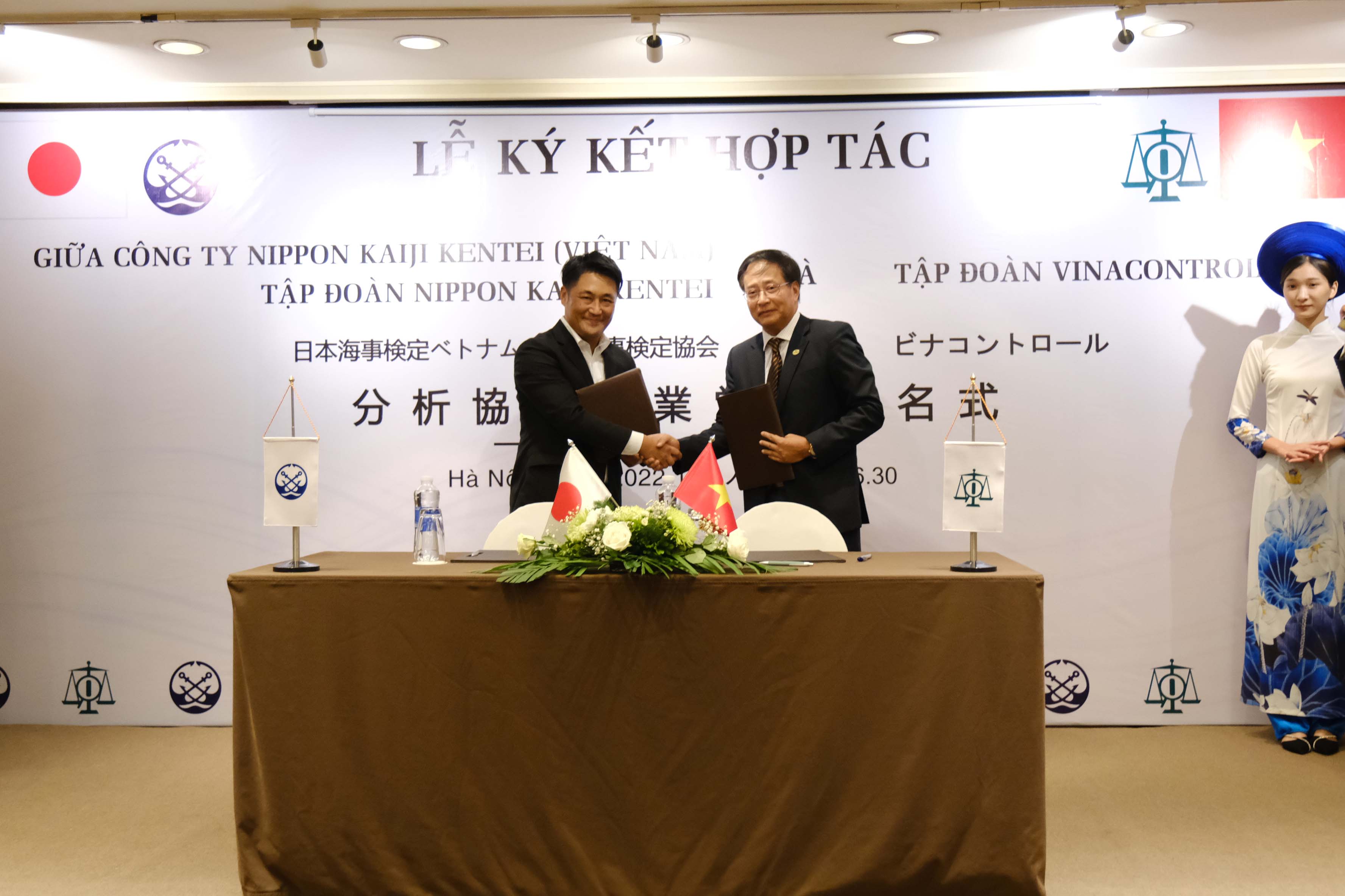 Ông Mai Tiến Dũng - Tổng Giám đốc Tập đoàn Vinacontrol (bên phải) và Ông Hayase Hajime - Tổng Giám đốc Nippon Kaiji Kentei Việt Nam (bên trái) trao thỏa thuận hợp tác đã ký.