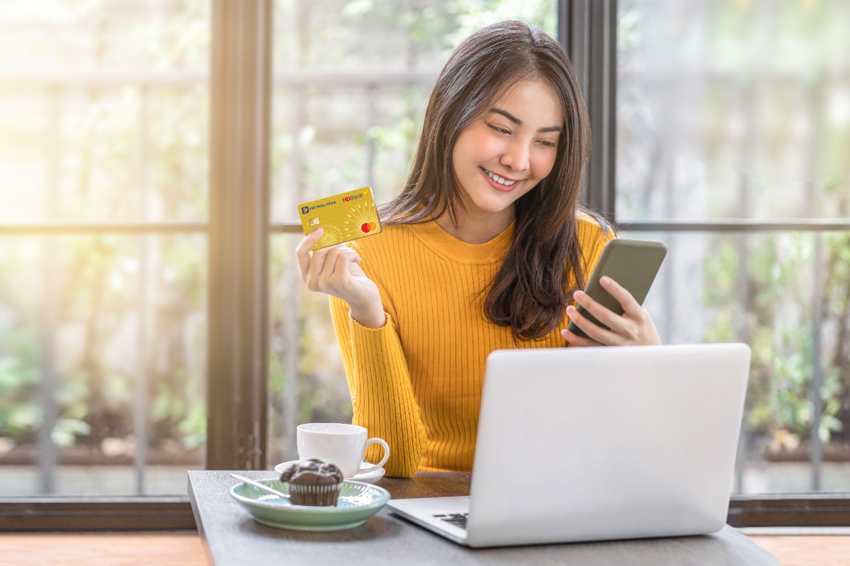 Thẻ HDBank Petrolimex 4 trong 1 mang đậm dấu ấn "high tech" (công nghệ cao).