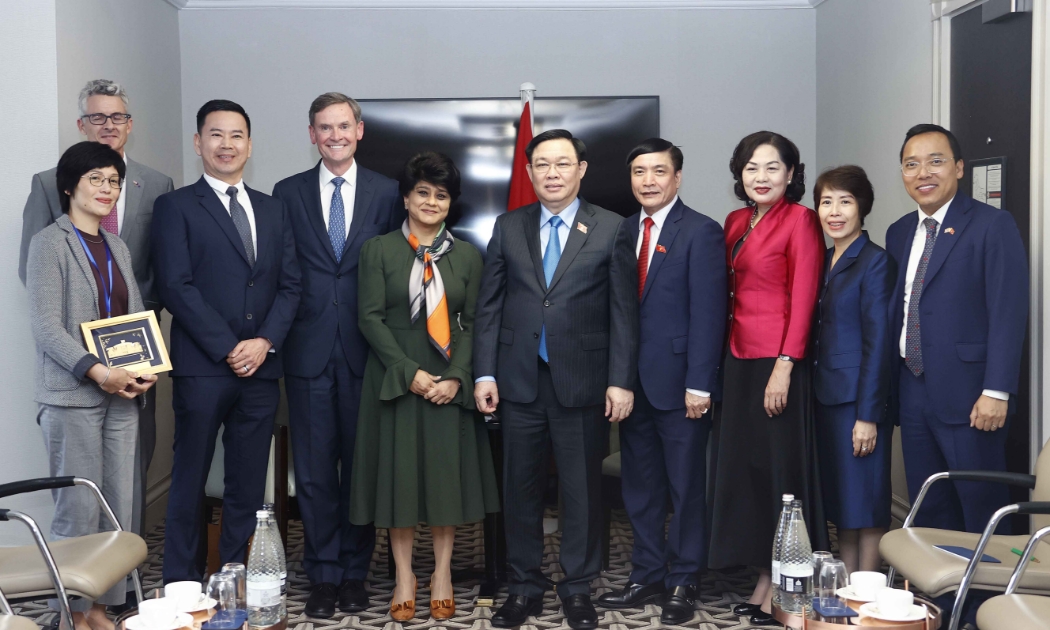 Bà Shriti Vadera - Chủ tịch Tập đoàn bảo hiểm Prudential cùng với ông Mark FitzPatrick - Tổng Giám đốc lâm thời của Prudendial và ông Phương Tiến Minh - Tổng Giám đốc Prudential Việt Nam đã chia sẻ về cam kết của doanh nghiệp trong việc hỗ trợ nền kinh tế Việt Nam với ba sáng kiến quan trọng: Đầu tư xanh, Công nghệ bảo hiểm và Định hướng phát triển Thành phố Hồ Chí Minh trở thành trung tâm tài chính quốc tế. Nguồn ảnh: TTXVN.