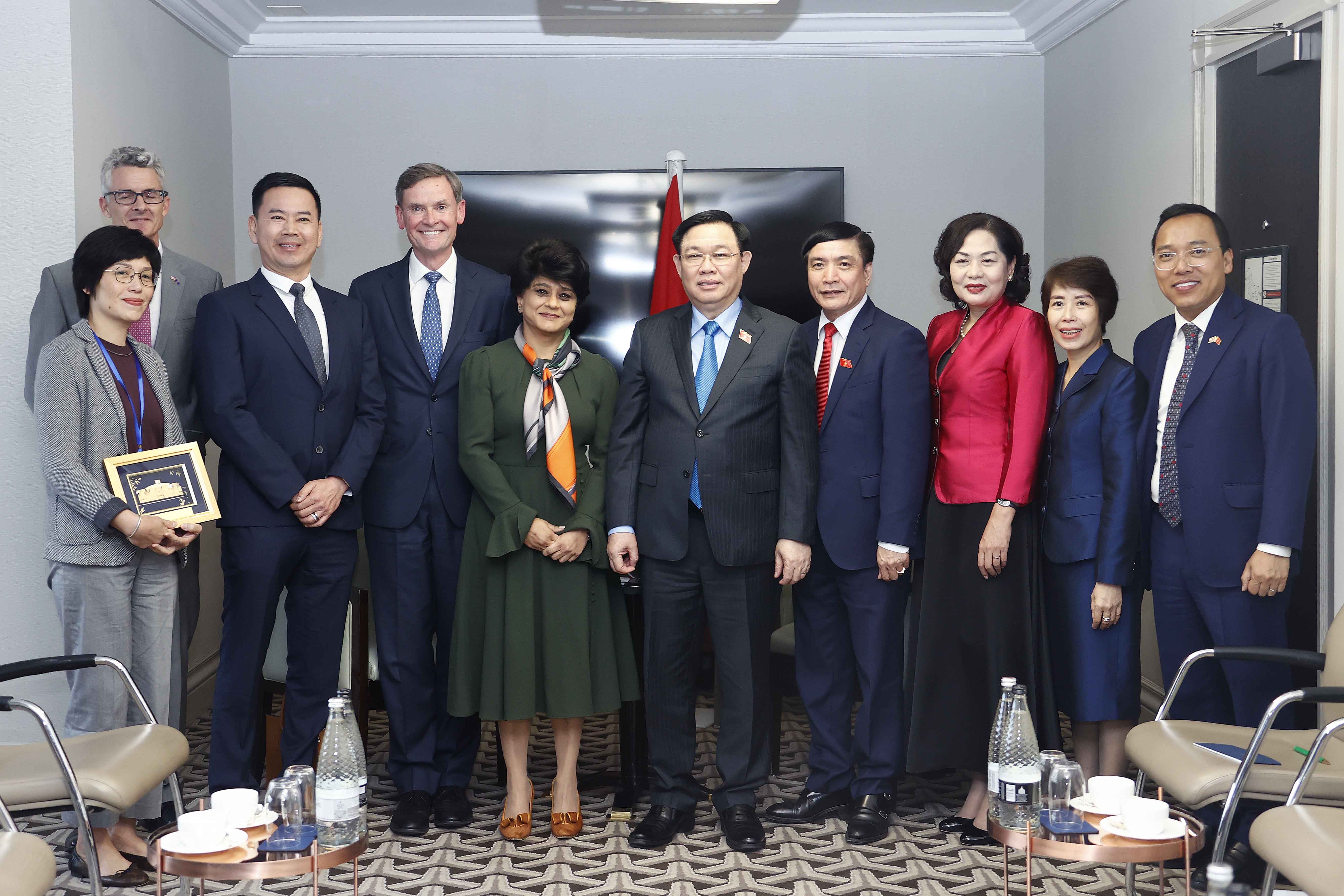Bà Shriti Vadera - Chủ tịch Tập đoàn bảo hiểm Prudential cùng với ông Mark FitzPatrick - Tổng Giám đốc lâm thời của Prudendial và ông Phương Tiến Minh - Tổng Giám đốc Prudential Việt Nam đã chia sẻ về cam kết của doanh nghiệp trong việc hỗ trợ nền kinh tế Việt Nam với ba sáng kiến quan trọng: Đầu tư xanh, Công nghệ bảo hiểm và Định hướng phát triển Thành phố Hồ Chí Minh trở thành trung tâm tài chính quốc tế. Nguồn ảnh: TTXVN.