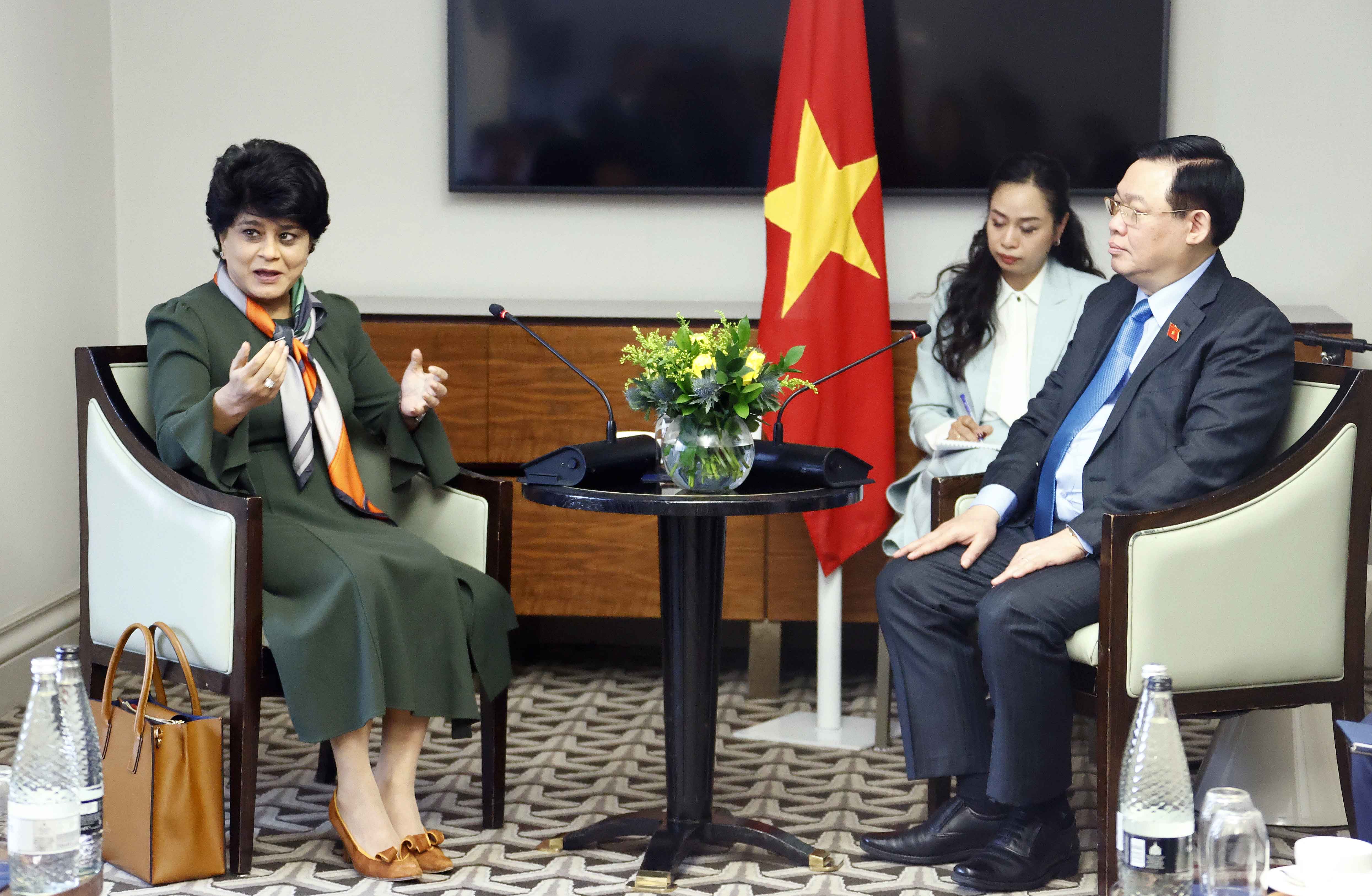 Chúc mừng những thành công của Prudential trên toàn cầu cũng như tại Việt Nam, Chủ tịch Quốc hội Vương Đình Huệ cho biết, nhiều quỹ trọng điểm, các tập đoàn kinh doanh bảo hiểm là những khách hàng quan trọng của Chính phủ trong lĩnh vực trái phiếu chính phủ. Nguồn ảnh: TTXVN.