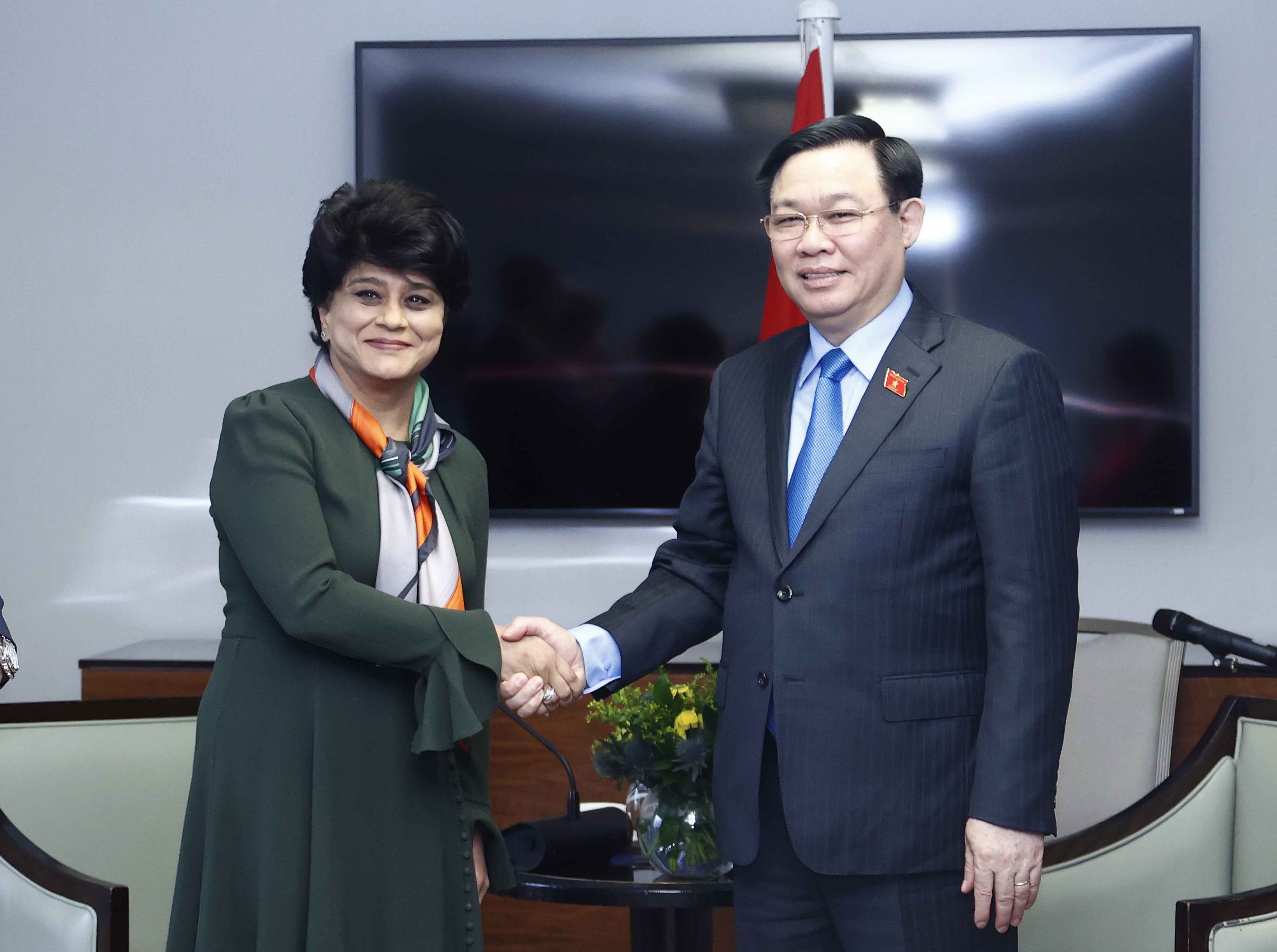 Chủ tịch Quốc hội Vương Đình Huệ mong muốn Tập đoàn Prudential tiếp tục đầu tư, kinh doanh thành công tại Việt Nam và làm tốt trách nhiệm xã hội; khẳng định Chính phủ, Quốc hội Việt Nam sẵn sàng xem xét, giải quyết những vướng mắc phát sinh trong quá trình hoạt động của các doanh nghiệp tại Việt Nam, trong đó có doanh nghiệp đến từ Anh nói chung và Tập đoàn Prudental nói riêng. Nguồn ảnh: TTXVN.