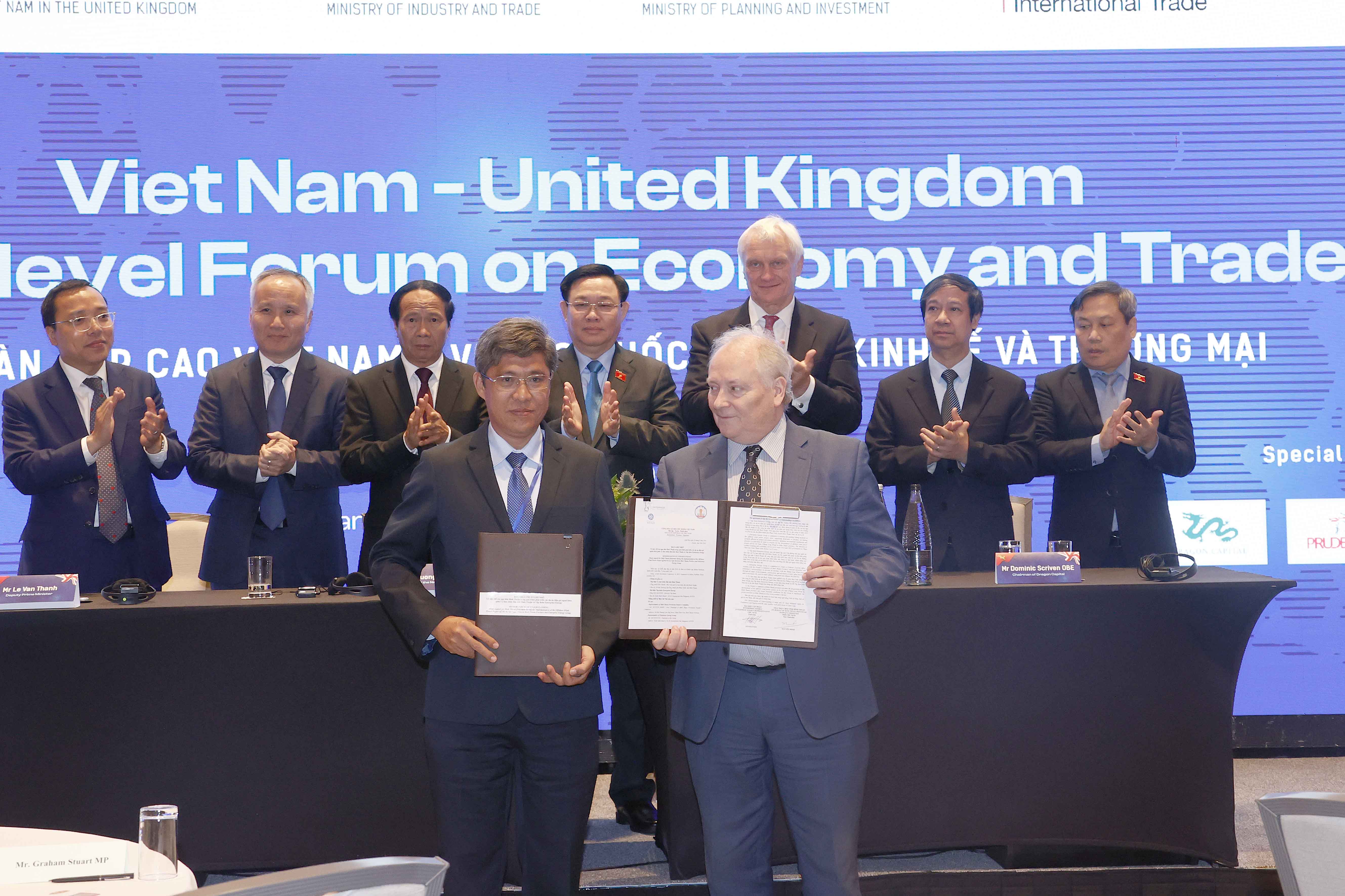 Chủ tịch Quốc hội Vương Đ&igrave;nh Huệ v&agrave; c&aacute;c đại biểu Việt Nam chứng kiến lễ k&yacute; c&aacute;c bi&ecirc;n bản ghi nhớ - Ảnh: Quochoi.vn