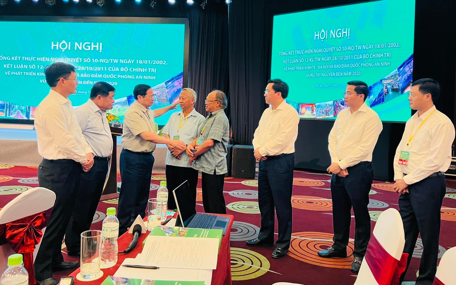 Thủ tướng Phạm Minh Ch&iacute;nh, Bộ trưởng Nguyễn Ch&iacute; Dũng trao đổi với c&aacute;c đại biểu tham dự Hội nghị.