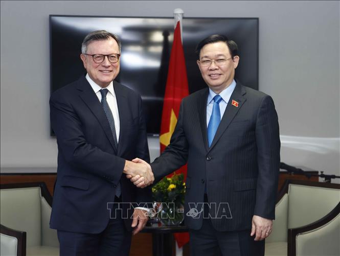 Chủ tịch Quốc hội Vương Đ&igrave;nh Huệ tiếp Chủ tịch Tập đo&agrave;n Standard Chatered Jose Vinals - Ảnh: TTXVN