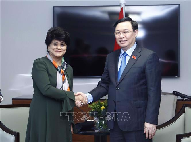 NA Chairman Vuong Dinh Hue and Ms. Shriti Vadera, President of the Prudental Insurance Group. Photo: VNA