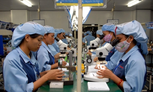 Khó giữ chân lao động nếu không tăng lương