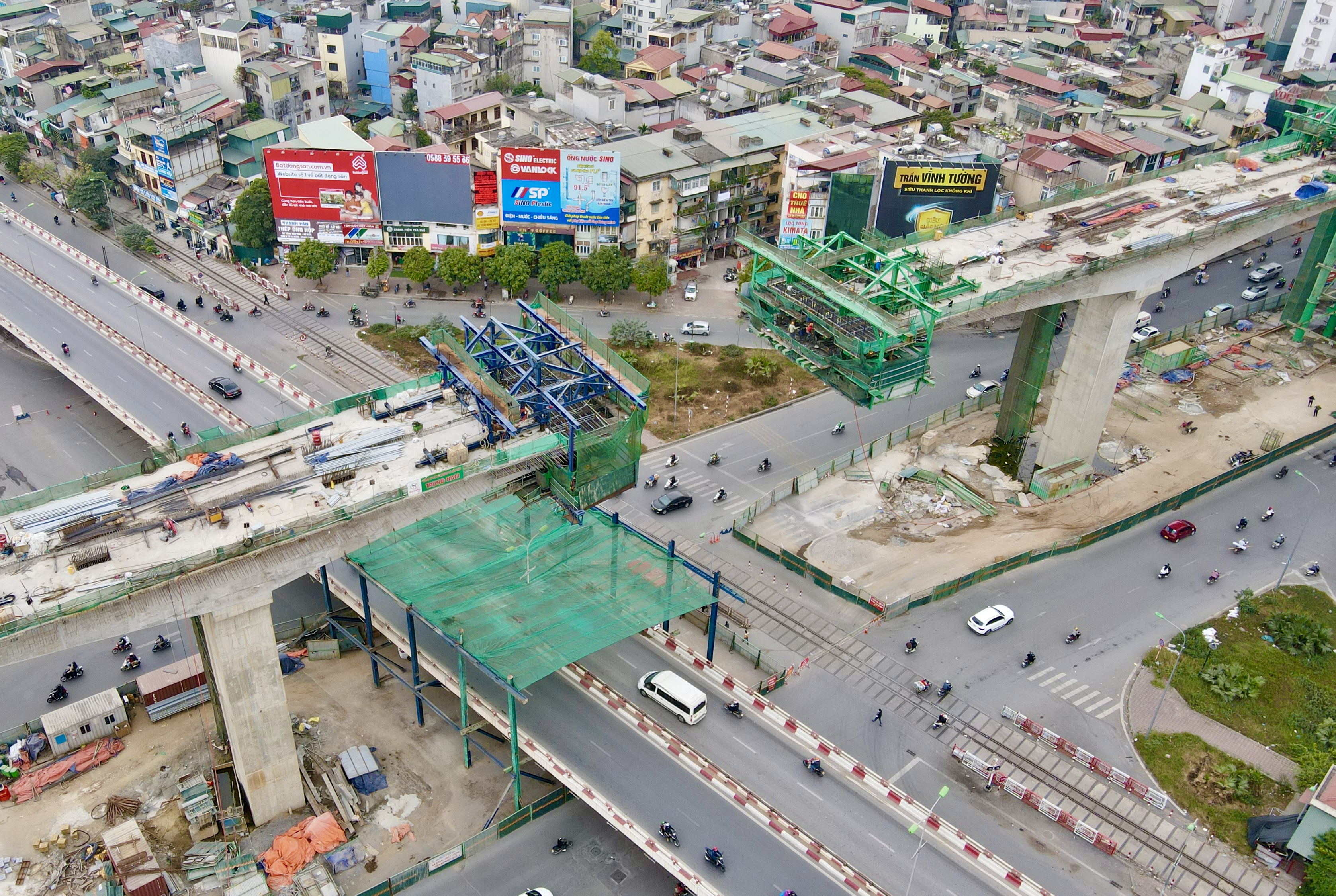 Dự án đường Vành đai 2 đoạn cầu Vĩnh Tuy - Ngã Tư Sở đạt tiến độ trên 70% khối lượng công việc. Đoạn trên cao đang gấp rút hoàn thành, đảm bảo tiến độ đề ra.