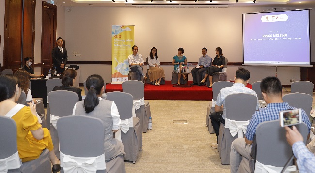 C&aacute;c chuy&ecirc;n gia của GIZ trao đổi th&ocirc;ng tin với b&aacute;o ch&iacute;.