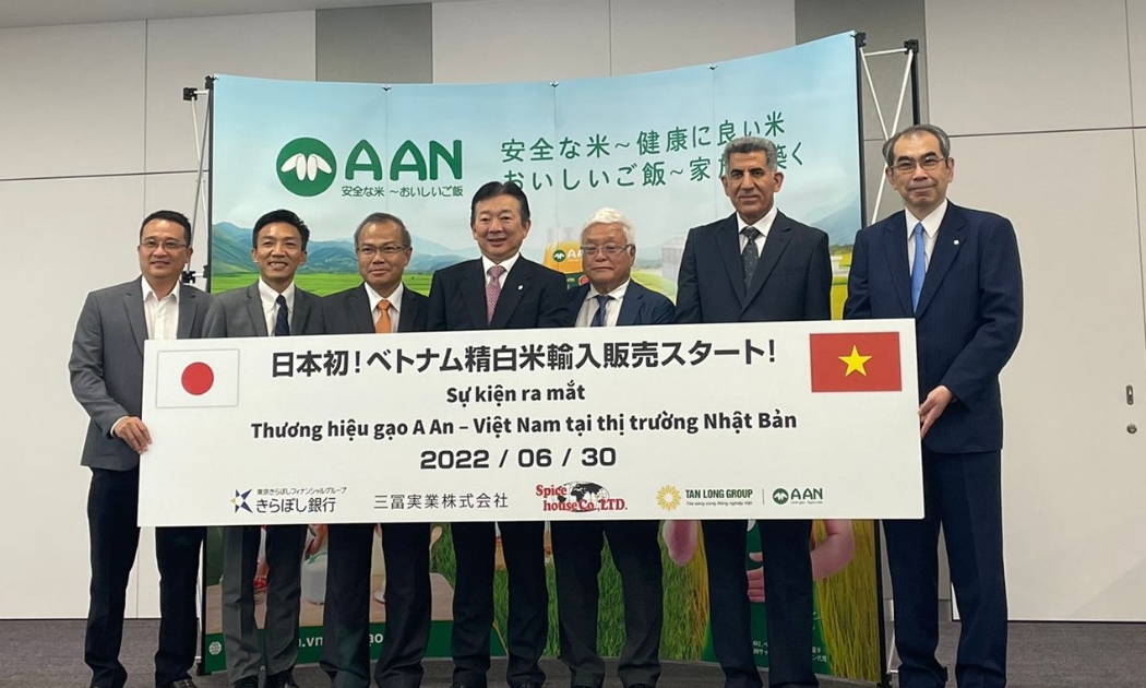 Đại sứ Vũ Hồng Nam (thứ 3 từ trái qua), đại diện Tập đoàn Tân Long, Ngân hàng Kiraboshi Nhật Bản và các đối tác tham dự sự kiện ra mắt gạo A An tại Nhật Bản chinh phục thị trường Nhật.