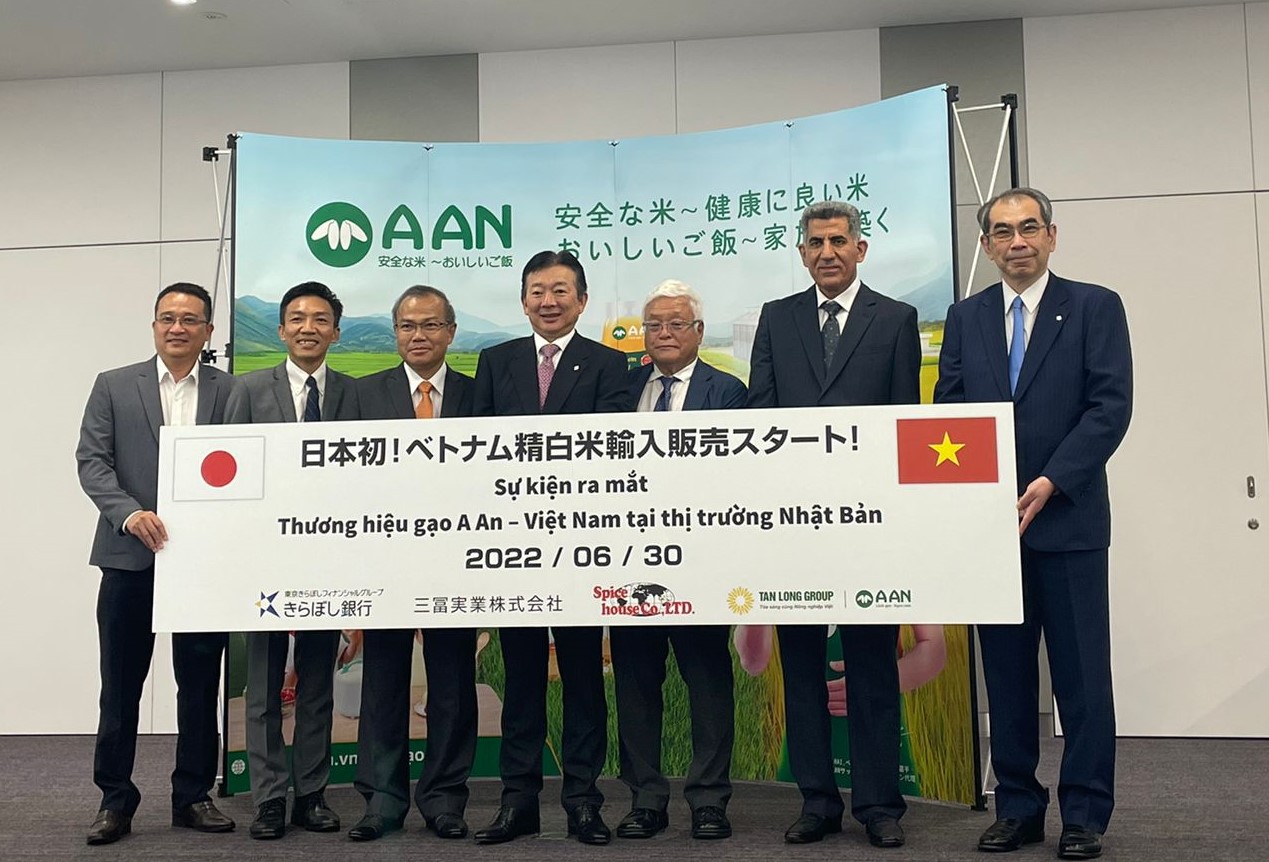Đại sứ Vũ Hồng Nam (thứ 3 từ trái qua), đại diện Tập đoàn Tân Long, Ngân hàng Kiraboshi Nhật Bản và các đối tác tham dự sự kiện ra mắt gạo A An tại Nhật Bản chinh phục thị trường Nhật.